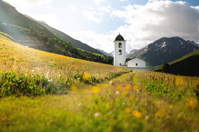 Kirche im Avers (Foto: © Marco Hartmann, Graubünden Ferien) Edelweiss-Kirchlein im Avers