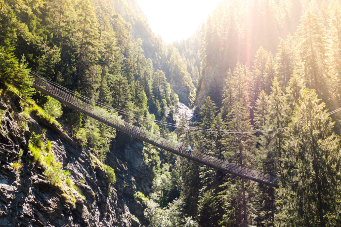 Der Traversinersteg in der Ferienregion Viamala