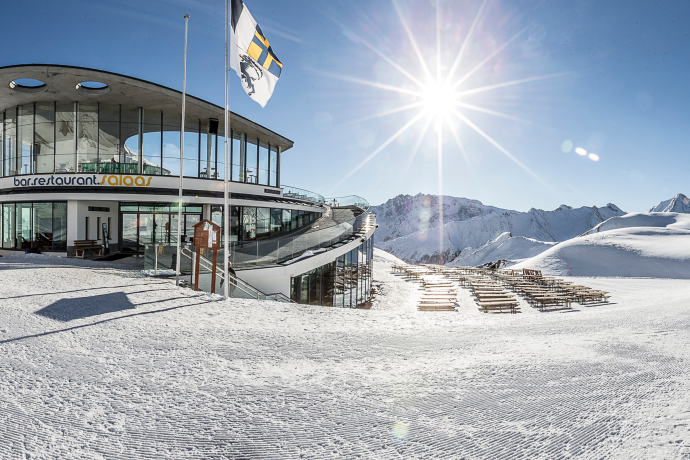 Bergrestaurant Salaas in Samnaun (Foto: © Andrea Badrutt) Bergrestaurant Salaas in Samnaun mit sonniger Panoramaterrasse im Winter