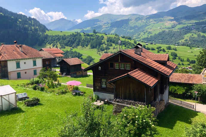 Ehemaliges Schulhaus von Tersnaus (Foto: © Edith Albin) Ehemaliges Schulhaus von Tersnaus