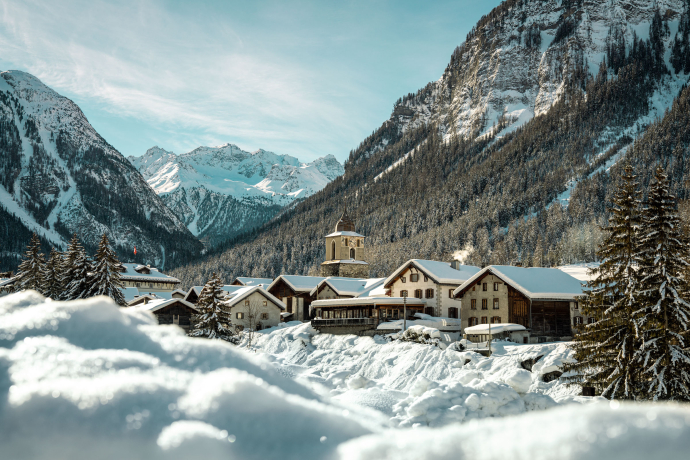 Blick auf den Dorfkern von Berguen im Winter