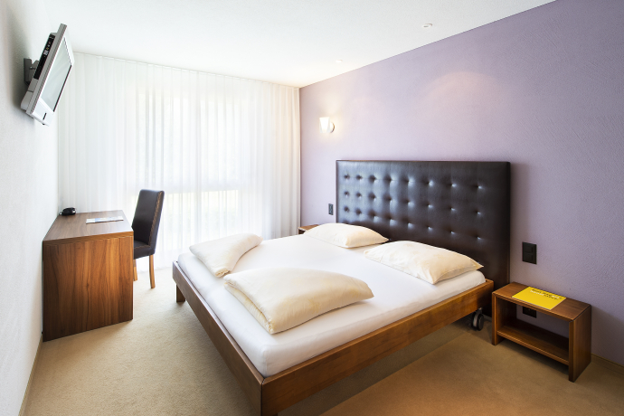 Doppelzimmer im Swiss Heidi Hotel Maienfeld (Foto: © Swiss Heidi Hotel Maienfeld) Doppelzimmer im Swiss Heidi Hotel Maienfeld