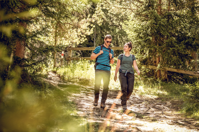 Gemeinsam beim Wandern abschalten – im Schweizerischen Nationalpark (Foto: © Schweiz Tourismus / Rob Lewis Photography) Ein junges Paar wandert durch den Schweizerischen Nationalpark