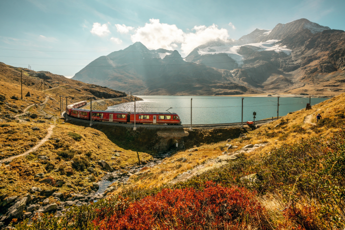 La Ferrovia Retica al Lago Bianco sul Passo del Bernina (Foto: © Svizzera Turismo / Jan Geerk) Un treno della Ferrovia Retica al Lago Bianco, sul Passo del Bernina