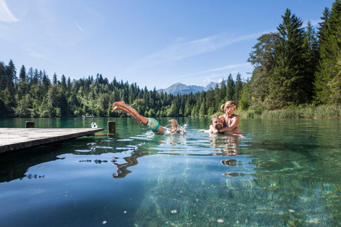 Familie badet im Crestasee