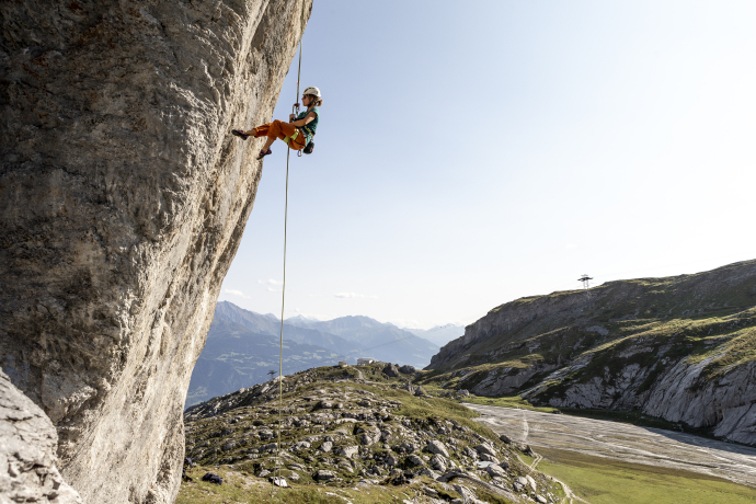 Kletterin in der Ferienregion Flims Laax Falera (Foto: © Flims Laax Falera / Philipp Ruggli) Kletterin in der Ferienregion Flims Laax Falera