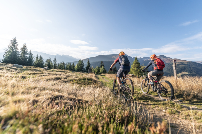 Mountain bikers in Disentis Sedrun (Photo: © Sedrun Disentis Tourismus SA / Mattias Nutt) Mountain bikers in Disentis Sedrun