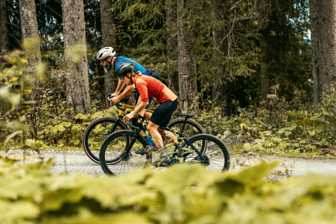 Nach der verdienten Pause geht die Route weiter durch einen kleinen Wald am Ostrand des Piz Mundaun (Foto: © Schweiz Tourismus) Nach der verdienten Pause geht die Route weiter durch einen kleinen Wald am Ostrand des Piz Mundaun