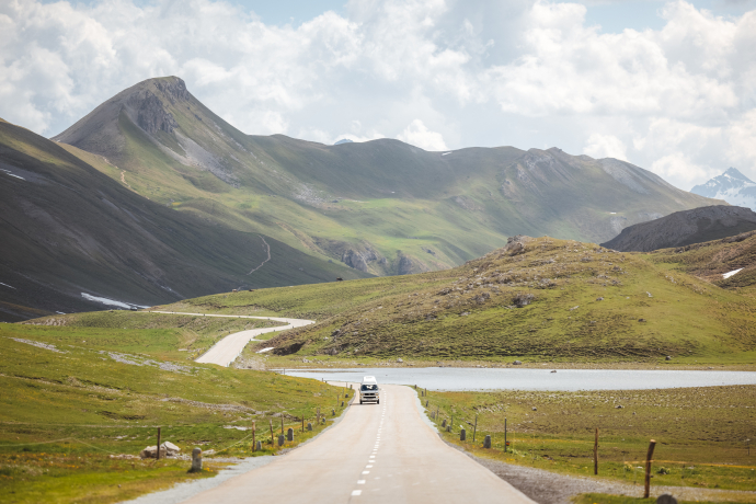 Ein Camperbus fährt über den Albulapass
