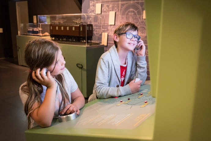 Bahnmuseum Albula in Bergün (Foto: © Boris Baldinger) Zwei Kinder im Bahnmuseum Albula in Bergün