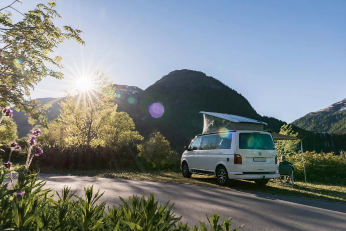 Temporärer Stellplatz am Davosersee (Foto: © Destination Davos Klosters / Carmen Wenger) Temporärer Stellplatz am Davosersee