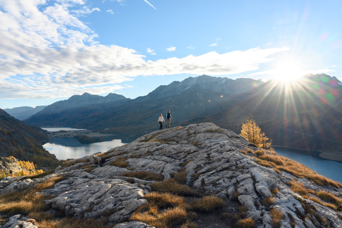Zwei Wander*innen auf der Via Engiadina (Foto: © St. Moritz Tourismus AG / Gian Giovanoli) Zwei Wander*innen auf der Via Engiadina