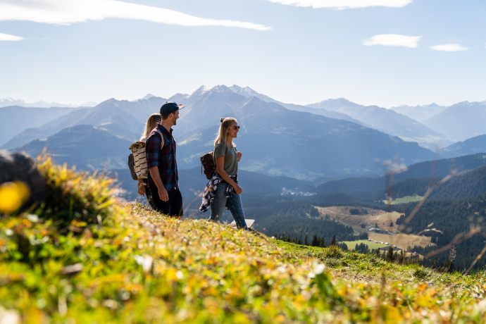 Wander*innen unterwegs auf dem Kulinarik-Trail «Berg & Sicht» in Flims