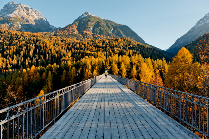 Herbstimpressionen aus Scuol (Foto: © Schweiz Tourismus / Jan Geerk) Herbstimpressionen aus Scuol