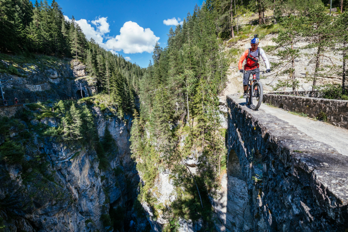 Mountainbiken über die Zügenschlucht