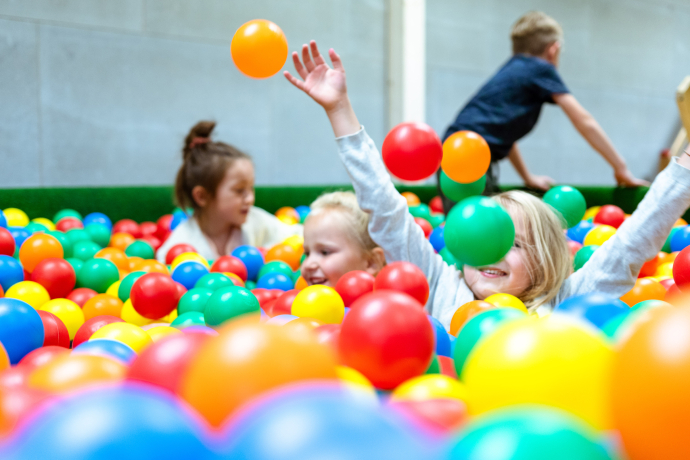 Spass im Bällebad (Foto: © Sunstar Hotels Management AG) Spass im Bällebad