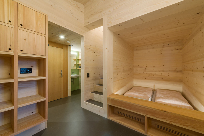 Jugendherberge Trin (Foto: © Lucia Degonda Fotografie) Mehrbettzimmer in der Jugendherberge Trin