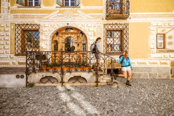 Historic Hotel Chesa Salis in Bever (Foto: © Schweiz Tourismus / Rob Lewis Photography) Wanderinnen vor dem Historic Hotel Chesa Salis in Bever