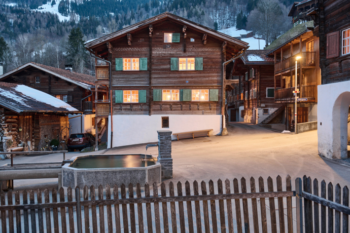 Haus am Platz in Jenaz (Foto: © Gataric Fotografie) Haus am Platz in Jenaz