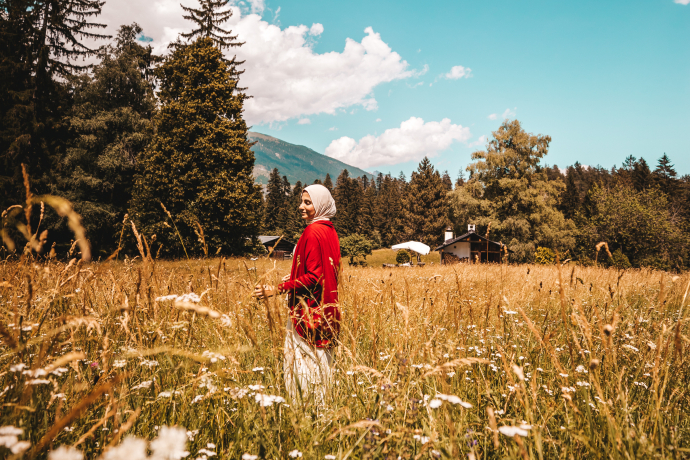Eine Frau in einer Wiese