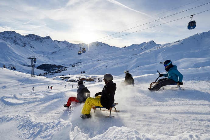 Schlitteln in Arosa (Foto: © Nina Mattli) Schlitteln in Arosa