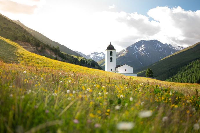 Kirche im Avers (Foto: © Marco Hartmann, Graubünden Ferien) Edelweiss-Kirchlein im Avers
