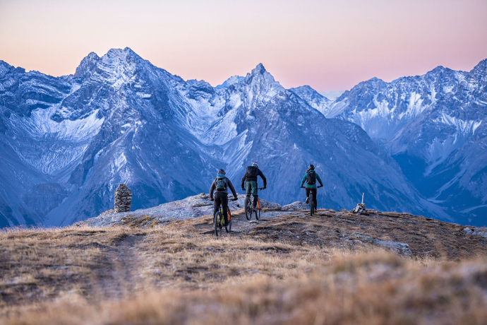 Drei Mountainbiker unterwegs auf einem Trail in Graubünden