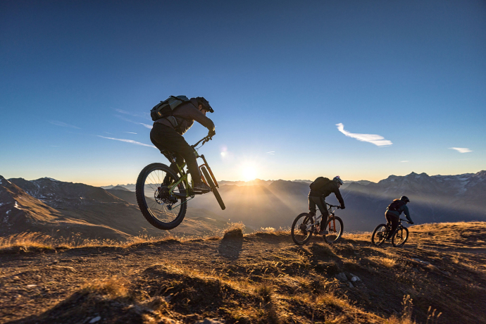Drei Mountainbiker unterwegs auf einem Trail in Graubünden