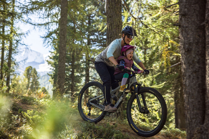 Eine Mutter und ihr Kind unterwegs im Wald