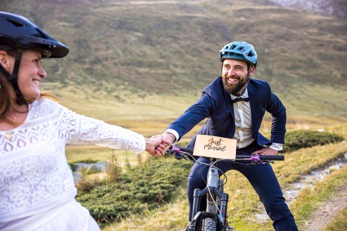 Hochzeitspaar auf Mountainbikes