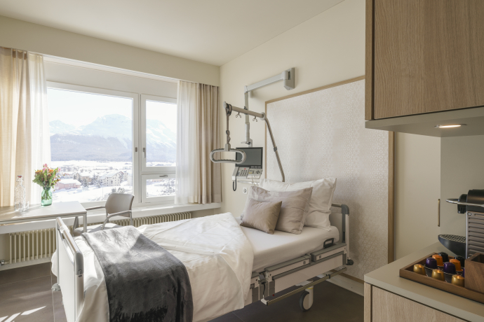 Ein Zimmer im Spital Oberengadin