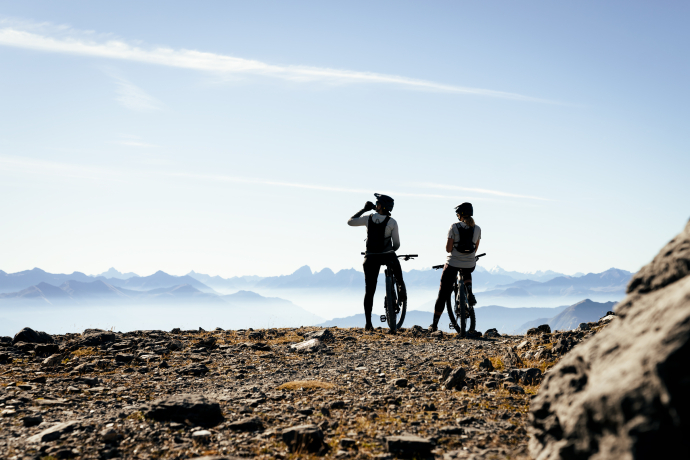 Die Gehrig-Zwillinge geniessen das Bergpanorama