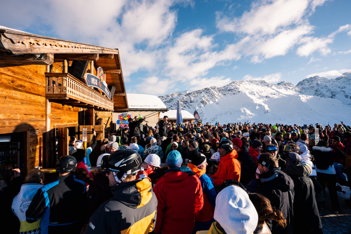 Bei den Konzerten der KuhBar inmitten der Bergkulisse kommt Stimmung auf. (Foto: © Arosa Bergbahnen) Après-Ski auf der Sonnenterrasse der KuhBar in Arosa
