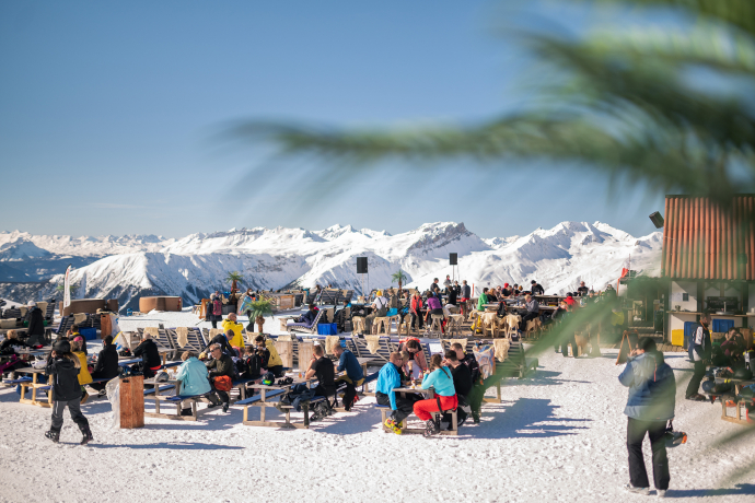 Jatzhütte in Davos (Foto: © Marco Hartmann) Gäste geniessen die Sonne auf der Jatzhütte