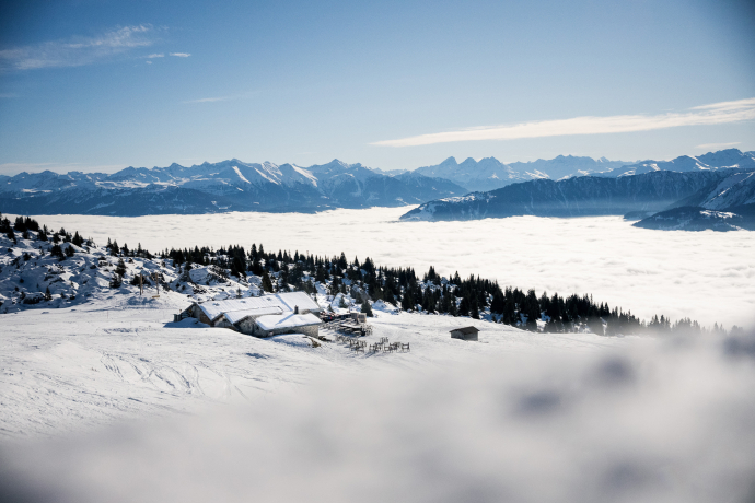 In der Stalla Alp Nagens gibt’s feine Kost, süffige Drinks und beste Ausblicke. (Foto: © Marco Hartmann) Stalla Alp Nagens in LAAX