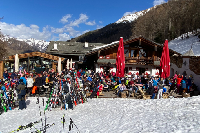 Auf der Schmuggler-Alm feiert man bis zum letzten Sonnenstrahl. (Foto: © Schmuggler-Alm) Schmuggler-Alm in Samnaun-Ischgl