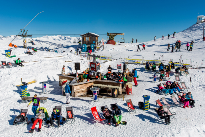 In der Sternenbar frönt man Après-Ski in entspannter Geselligkeit. (Foto: © Surselva Tourismus AG / Nordlichtphoto.com) Sternenbar in Obersaxen Mundaun