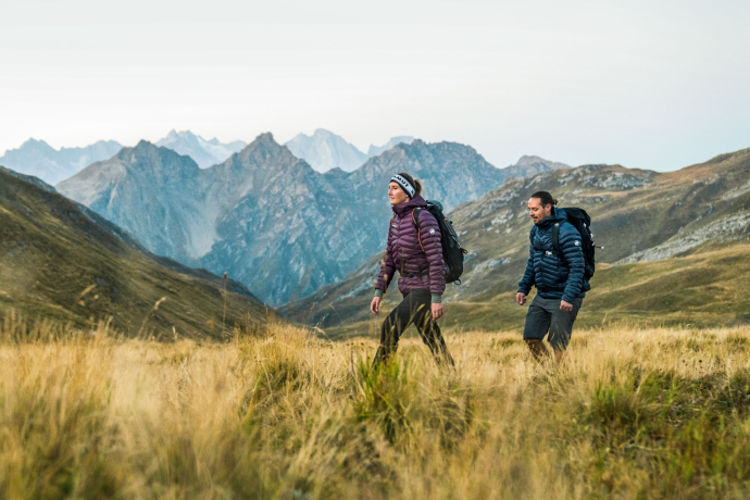Wanderer Park Ela Trek (Foto: © Lorenz Richard / Schweiz Tourismus) Zwei Wanderer im Gebirge des Park Ela Treks