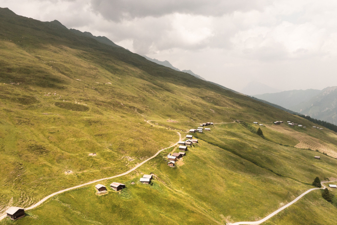 Camaner Hütten auf dem Walserweg (Foto: © GRF, Marco Hartmann) Aussicht über die Camaner Hütten auf dem Walserweg Safiental