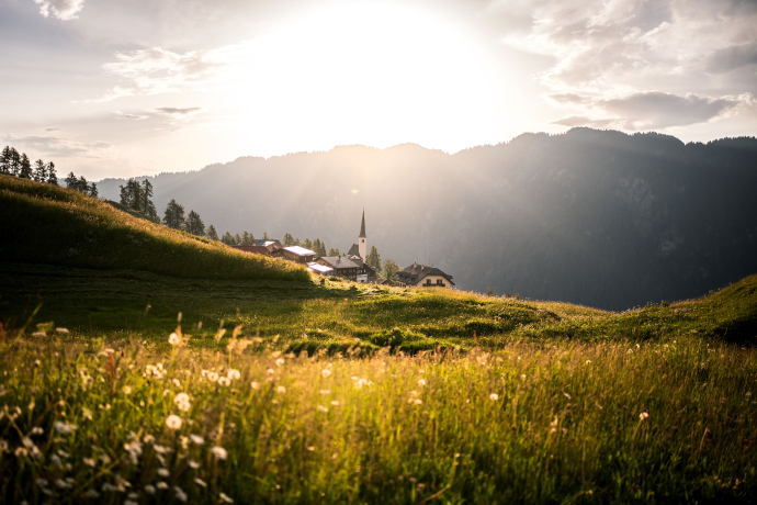 Aussicht auf das Bergdorf Tenna im Safiental