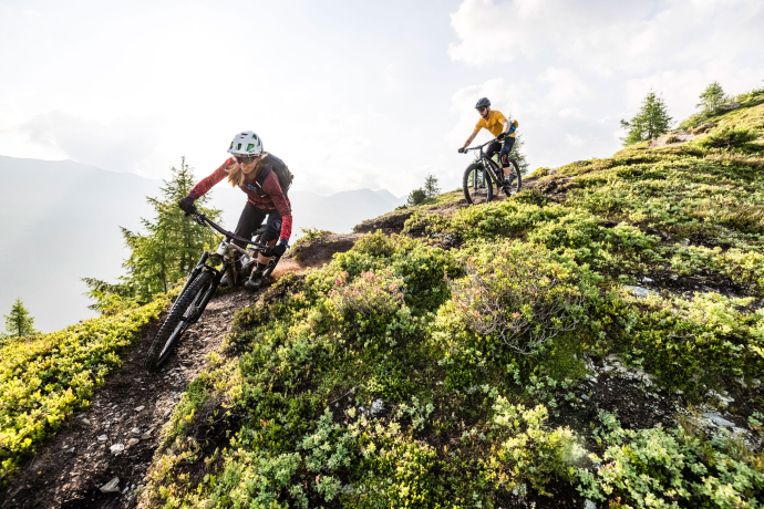 Mountainbiker in den Bergen in Davos Klosters