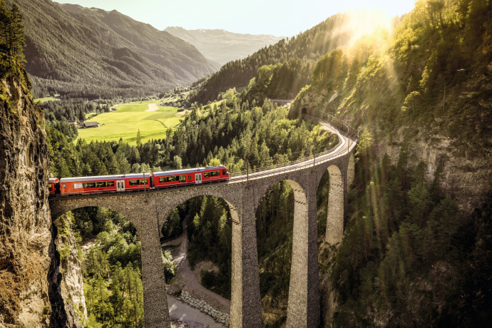 Landwasserviadukt in der Landschaft Albula/Bernina (Foto: © Schweiz Tourismus / Rob Lewis) Ein Zug der Rhätischen Bahn überquert das Landwasserviadukt in der Landschaft Albula/Bernina