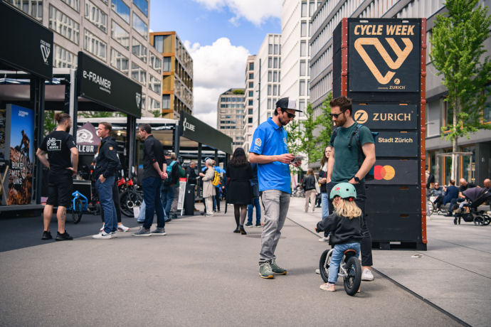 Fairdinands verteilen an der Cycle Week in Zürich Give Aways ans Publikum (Foto: © Cycle Week / Simon von Gunten) Fairdinands verteilen an der Cycle Week in Zürich Give Aways ans Publikum
