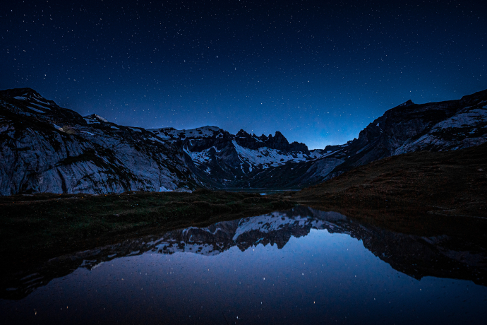 UNESCO-Welterbe Tektonikarena Sardona (Foto: © Flims Laax Falera / Philipp Ruggli) Der Segnesboden in der Tektonikarena Sardona bei Nacht