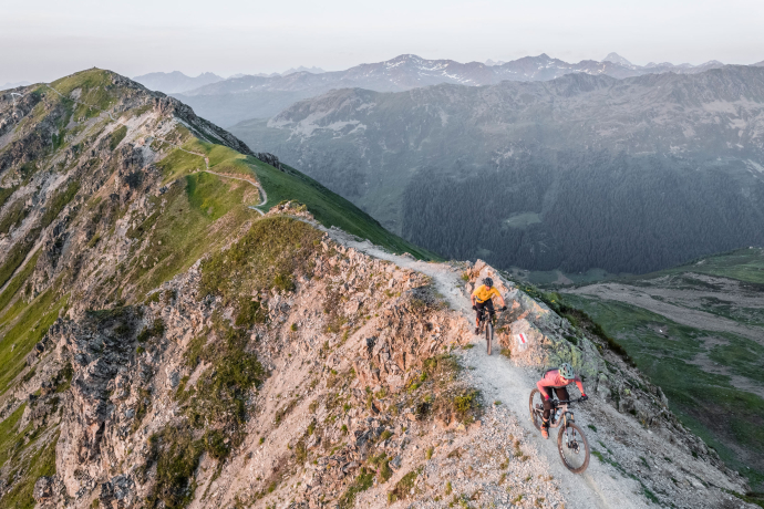 Mountainbiken Davos Klosters (Foto: © Martin Bissig) Mountainbiker auf der Bahnentour in Davos Klosters