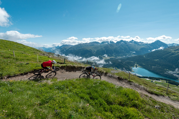 Mountainbiker auf dem Trail im Engadin (Foto: © Filip Zuan) Mountainbiker auf dem Trail im Engadin