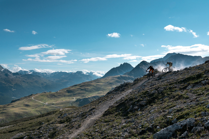 Mountainbiker im Engadin (Foto: © Filip Zuan)  Mountainbiker im Engadin