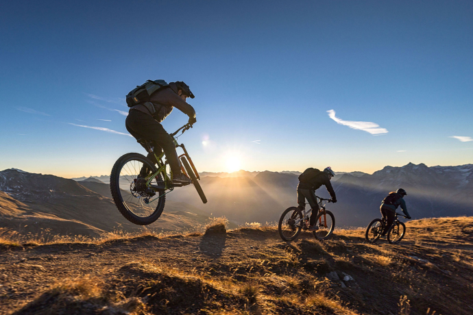Mountainbiker beim Sonnenaufgang