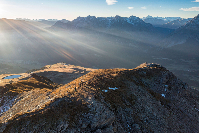 Sonnenaufgang im Engadin mit Mountainbiker