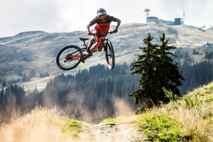 Mountainbiker in der Luft auf dem Never End Trail in Laax